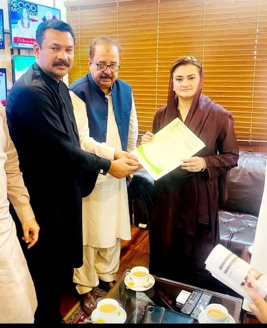 مریم اورنگزیب صاحبہ کو عہدے داروں کی موجودگی میں پیش کی گئی